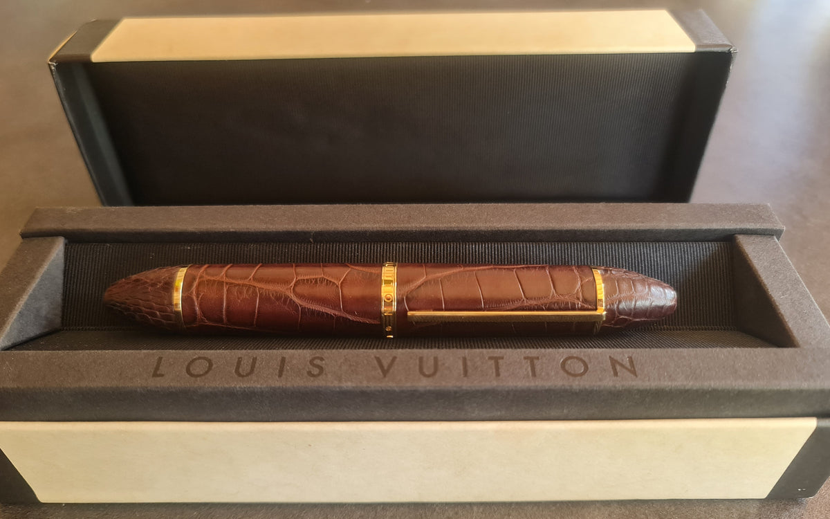 Stylo plume Cargo Louis Vuitton. Cuir d'alligator. Marron.