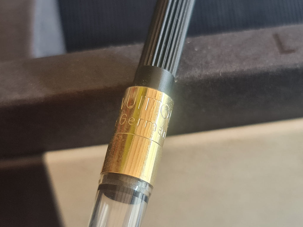 Stylo plume Cargo Louis Vuitton. Cuir d'alligator. Marron.