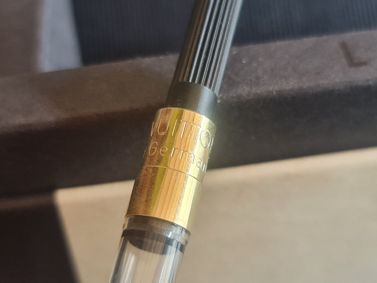 Stylo plume Cargo Louis Vuitton. Cuir d'alligator. Marron.