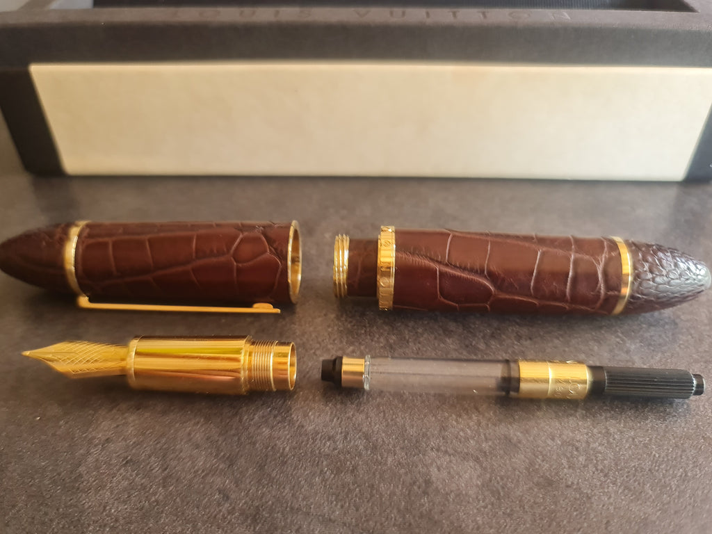 Stylo plume Cargo Louis Vuitton. Cuir d'alligator. Marron.