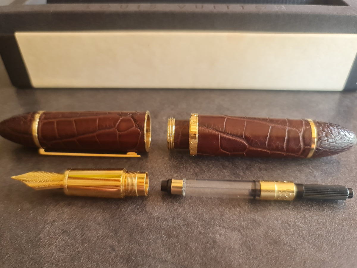 Stylo plume Cargo Louis Vuitton. Cuir d'alligator. Marron.