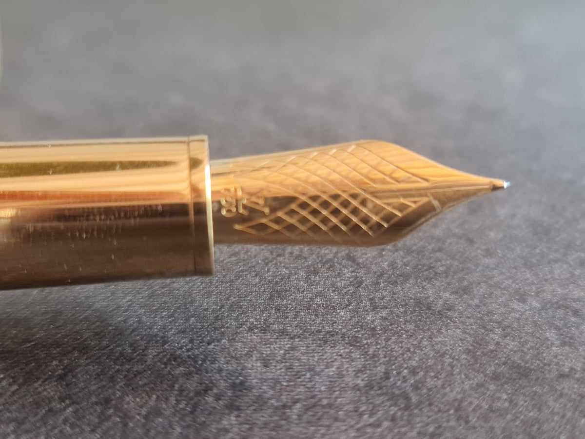 Stylo plume Cargo Louis Vuitton. Cuir d'alligator. Marron.