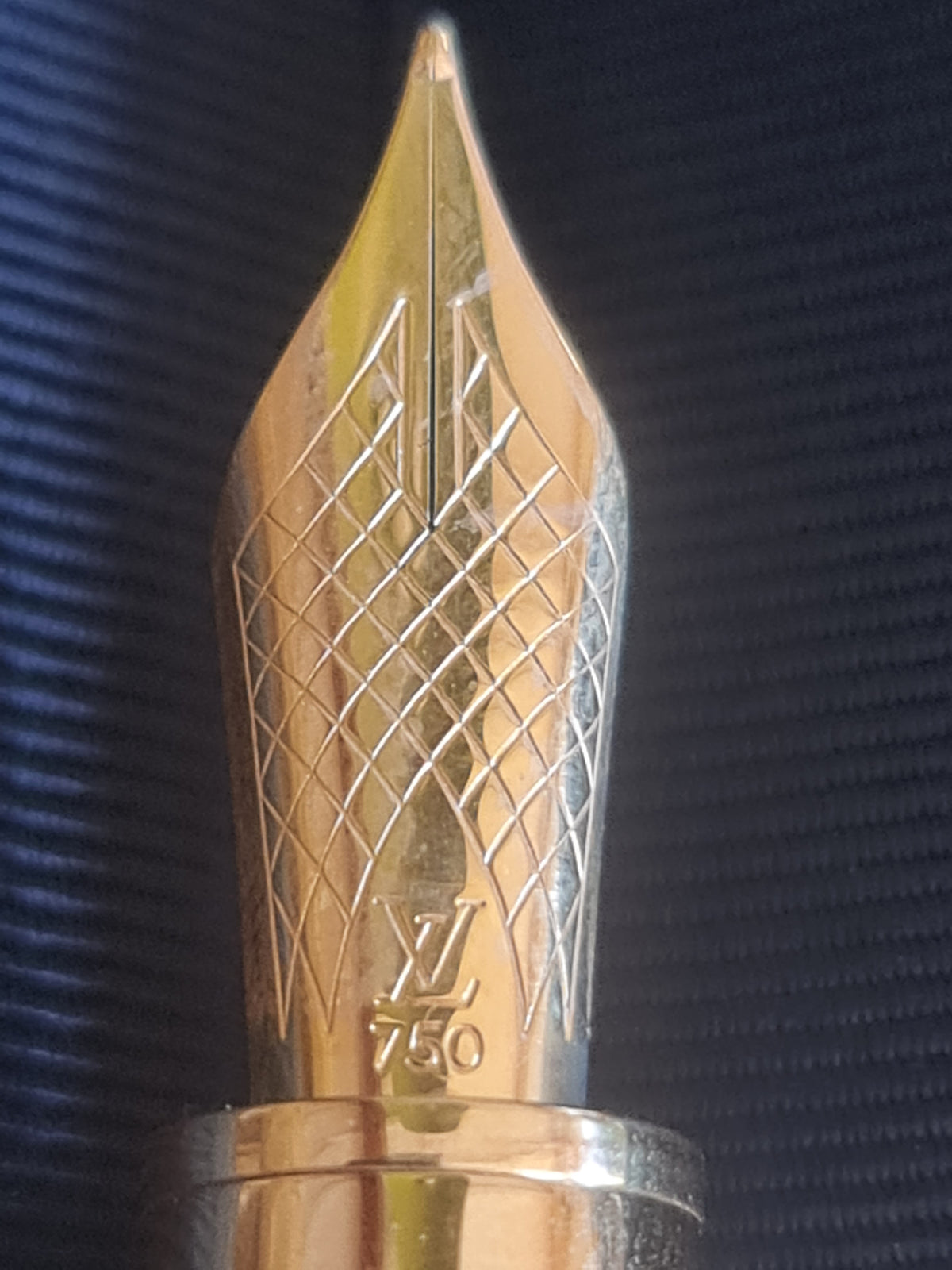 Stylo plume Cargo Louis Vuitton. Cuir d'alligator. Marron.
