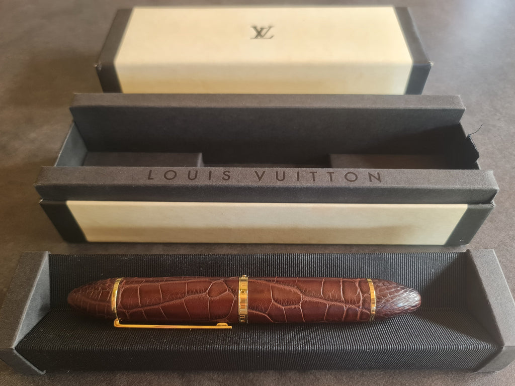 Stylo plume Cargo Louis Vuitton. Cuir d'alligator. Marron.