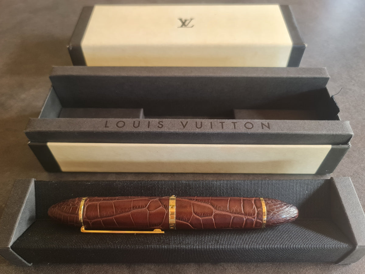 Stylo plume Cargo Louis Vuitton. Cuir d'alligator. Marron.