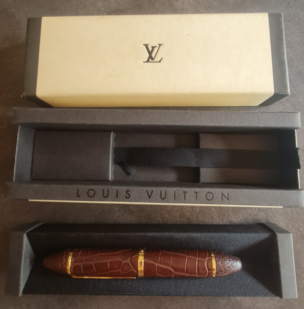 Stylo plume Cargo Louis Vuitton. Cuir d'alligator. Marron.