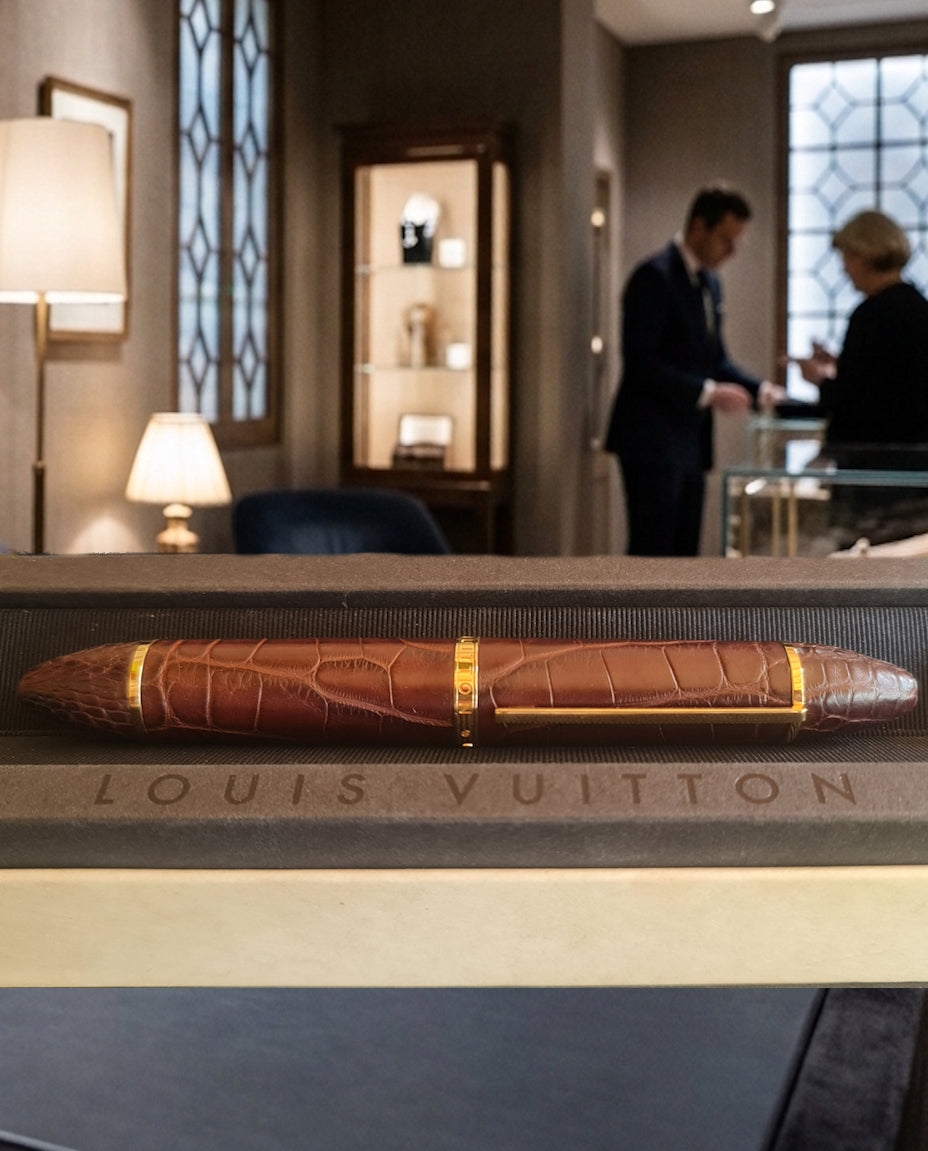 Stylo plume Cargo Louis Vuitton. Cuir d'alligator. Marron.
