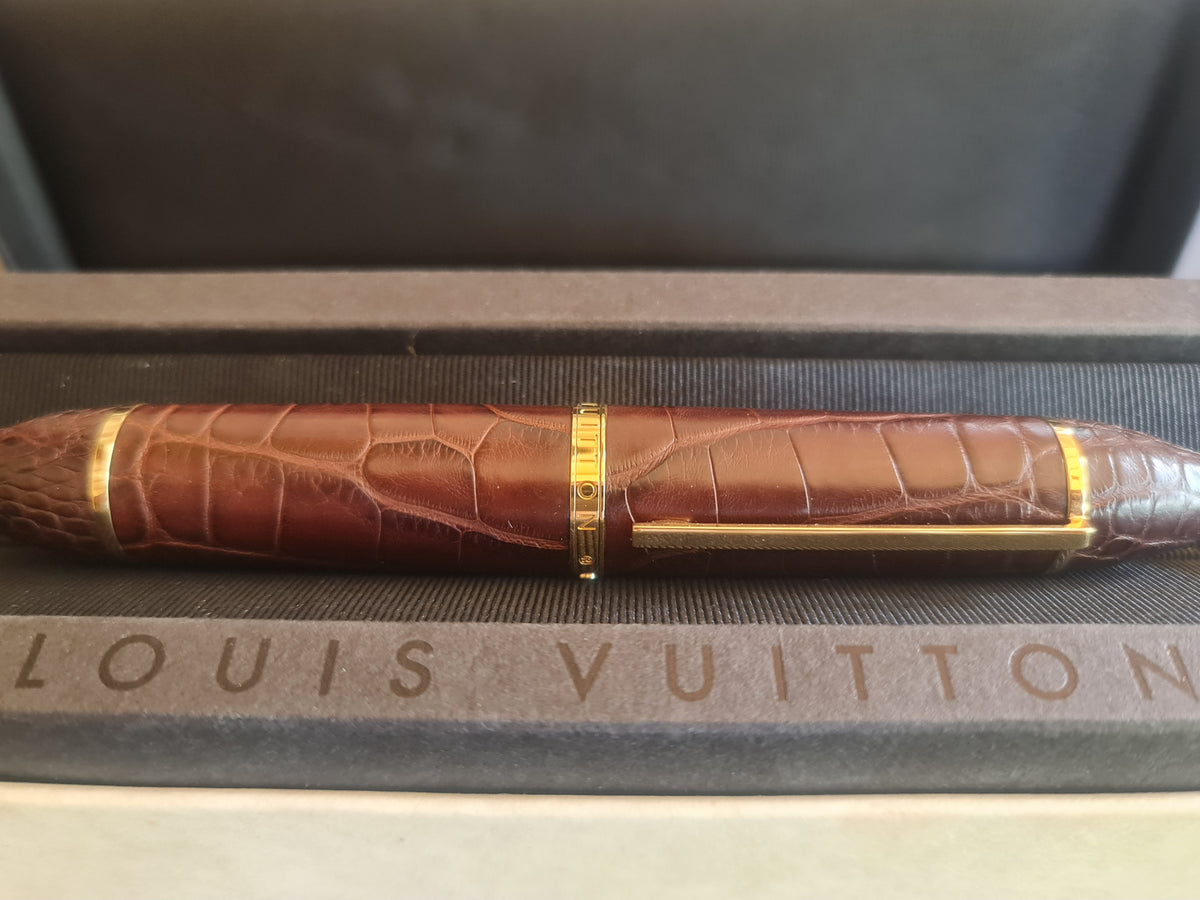 Stylo plume Cargo Louis Vuitton. Cuir d'alligator. Marron.