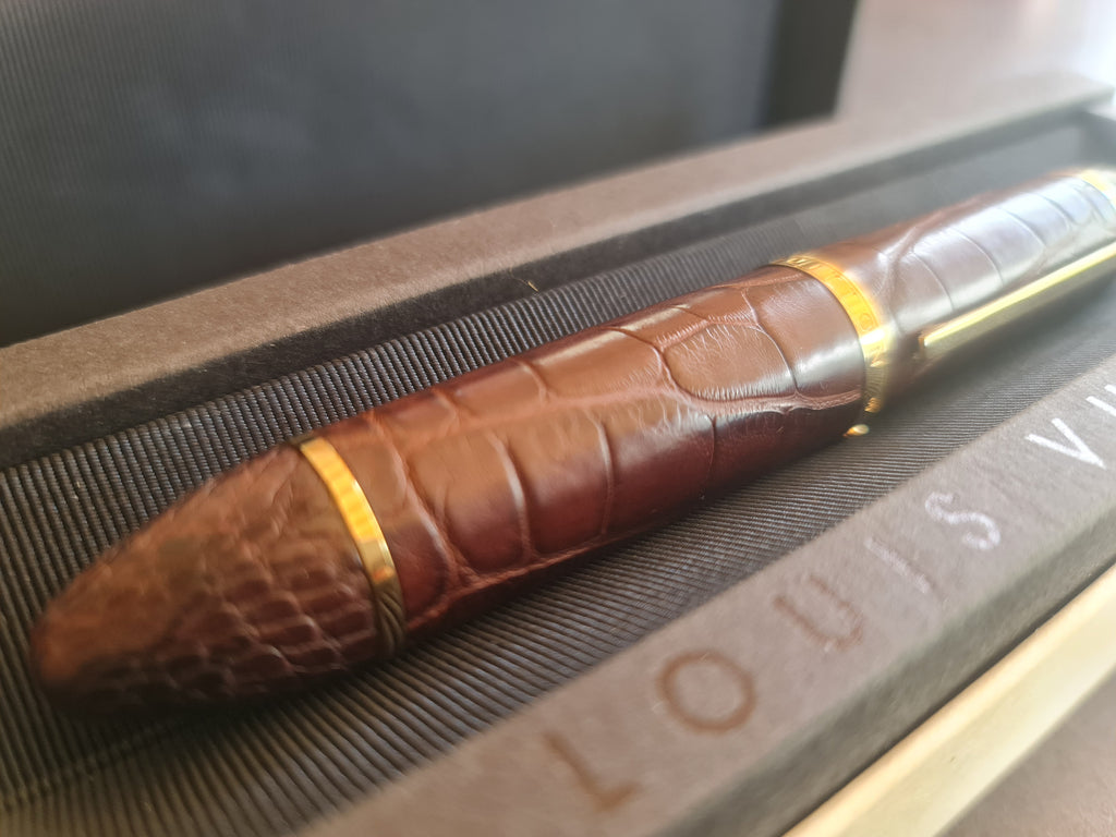 Stylo plume Cargo Louis Vuitton. Cuir d'alligator. Marron.