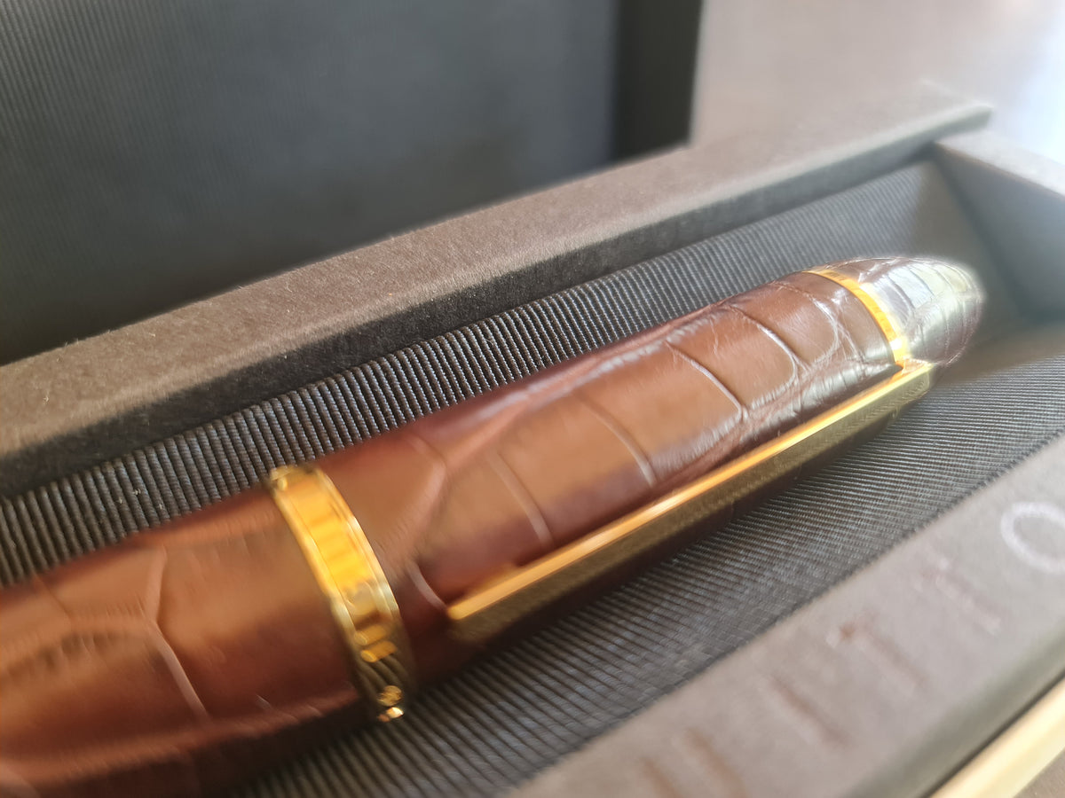 Stylo plume Cargo Louis Vuitton. Cuir d'alligator. Marron.
