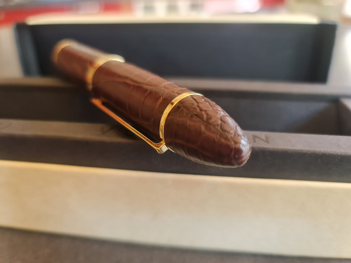 Stylo plume Cargo Louis Vuitton. Cuir d'alligator. Marron.