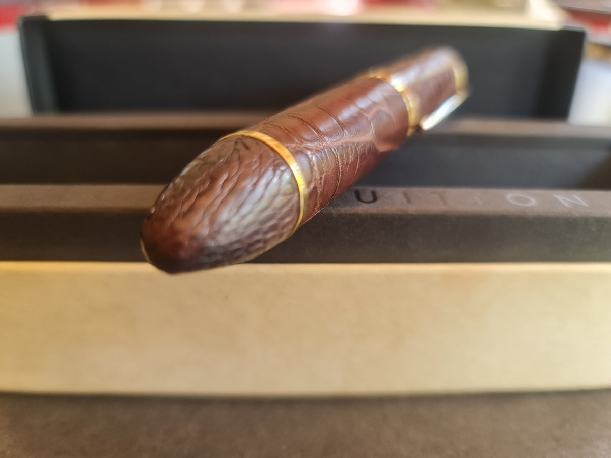 Stylo plume Cargo Louis Vuitton. Cuir d'alligator. Marron.