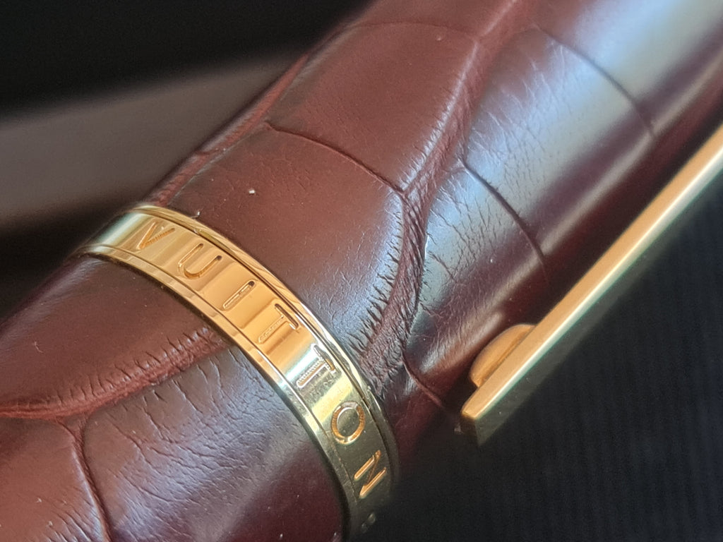 Stylo plume Cargo Louis Vuitton. Cuir d'alligator. Marron.