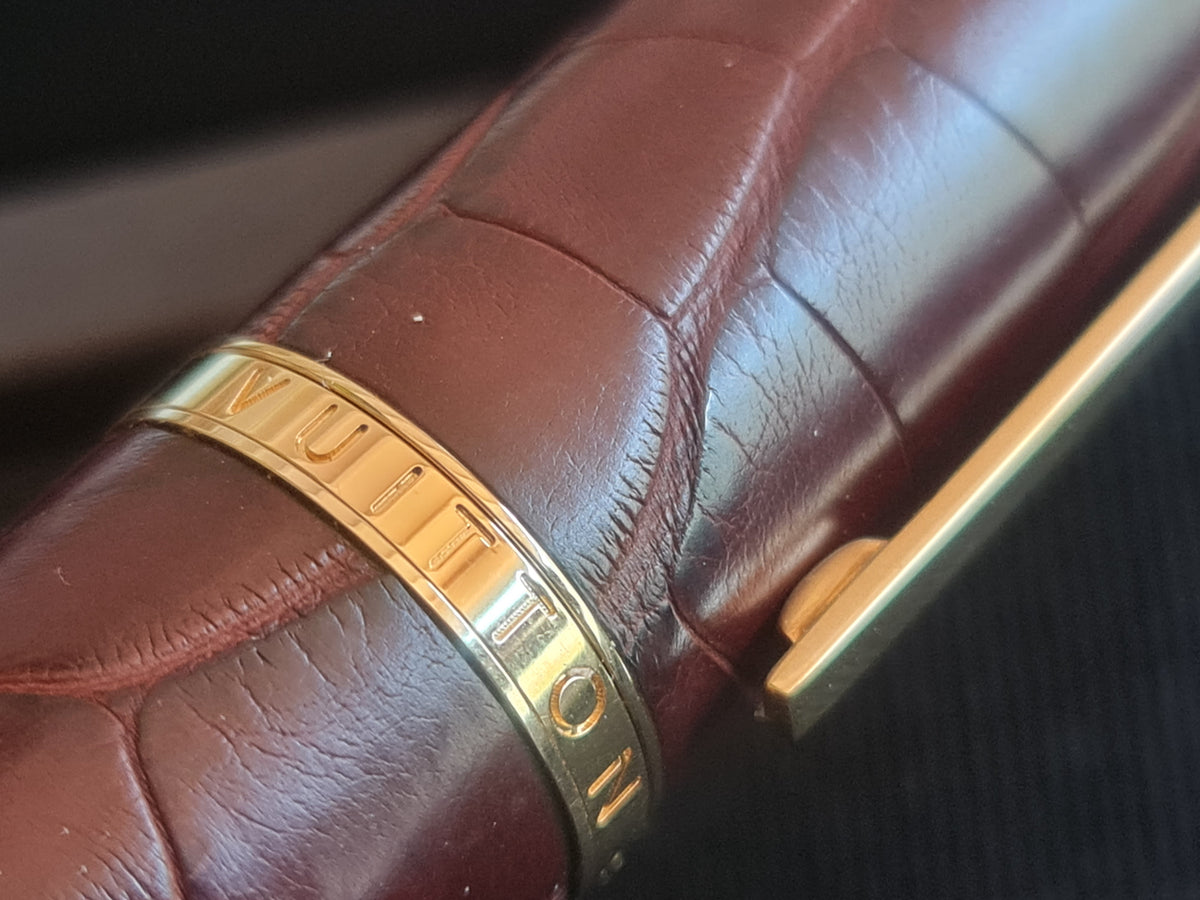 Stylo plume Cargo Louis Vuitton. Cuir d'alligator. Marron.