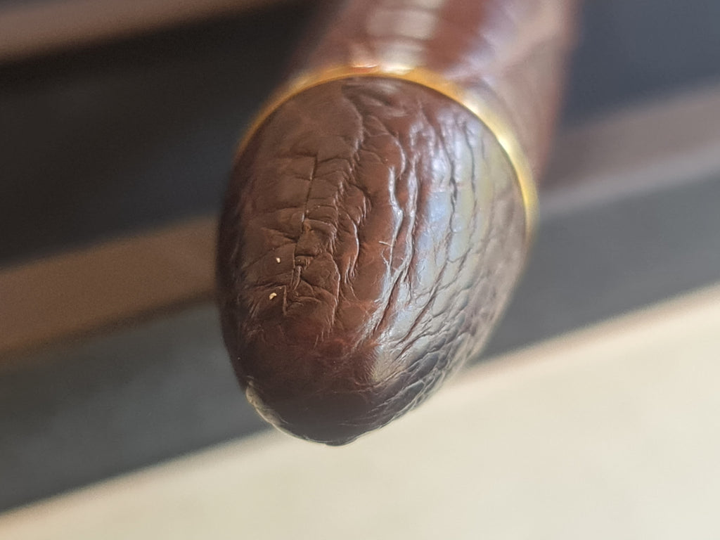Stylo plume Cargo Louis Vuitton. Cuir d'alligator. Marron.