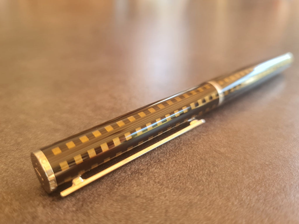 Stylo bille Louis Vuitton Jet Laque damier noir et or dans son coffret