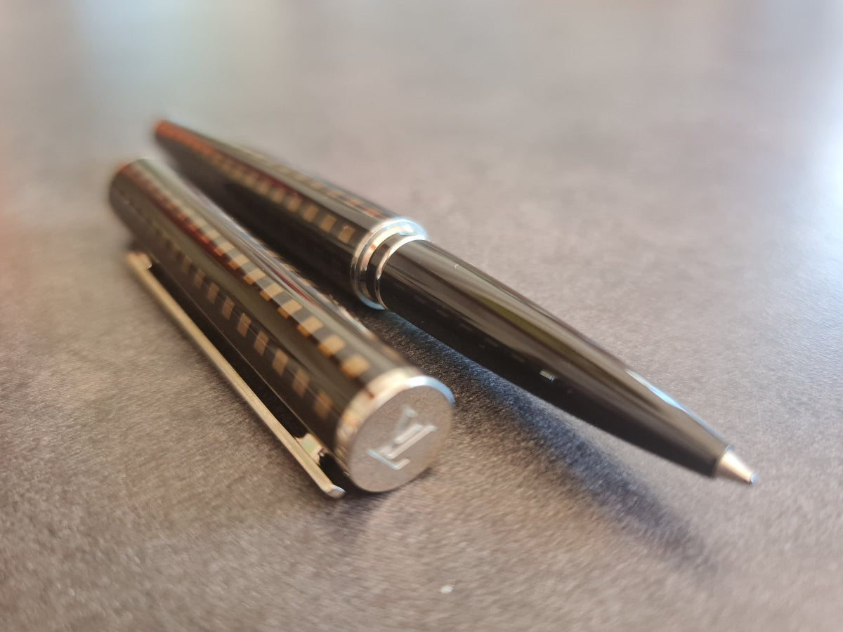 Stylo bille Louis Vuitton Jet Laque damier noir et or dans son coffret