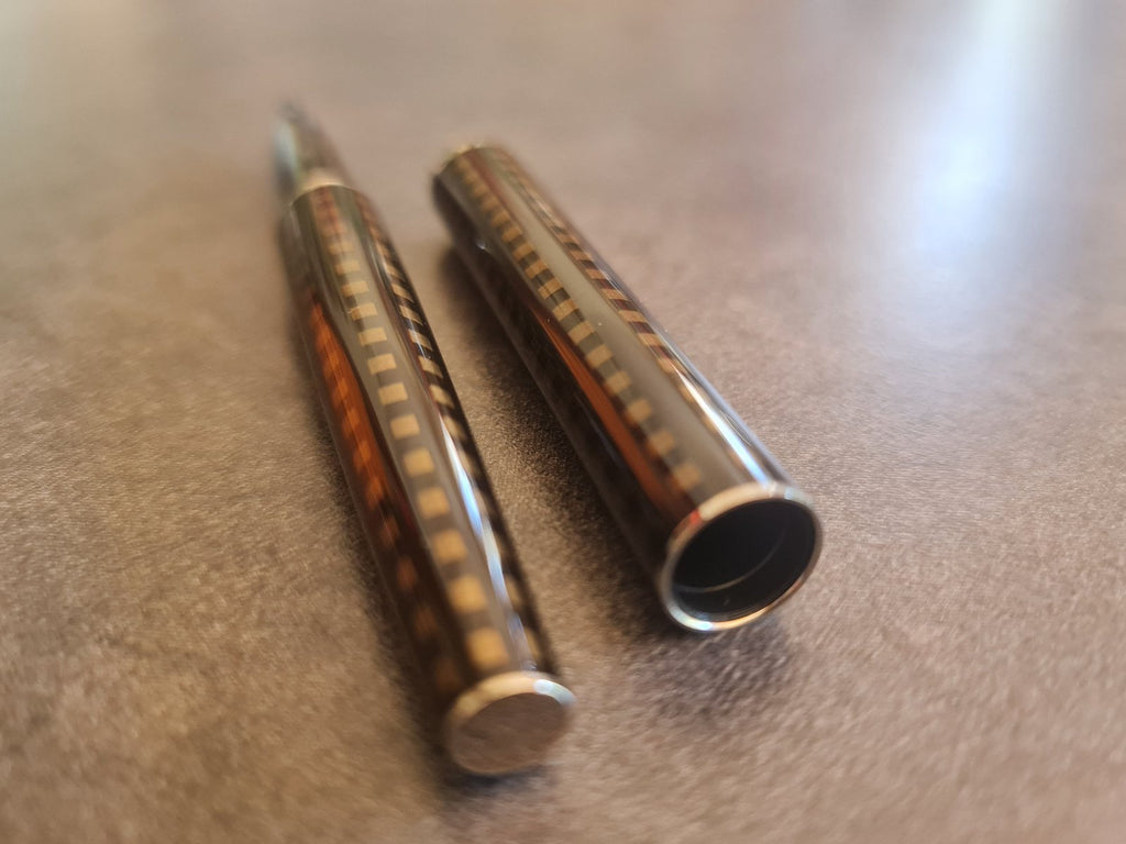 Stylo bille Louis Vuitton Jet Laque damier noir et or dans son coffret