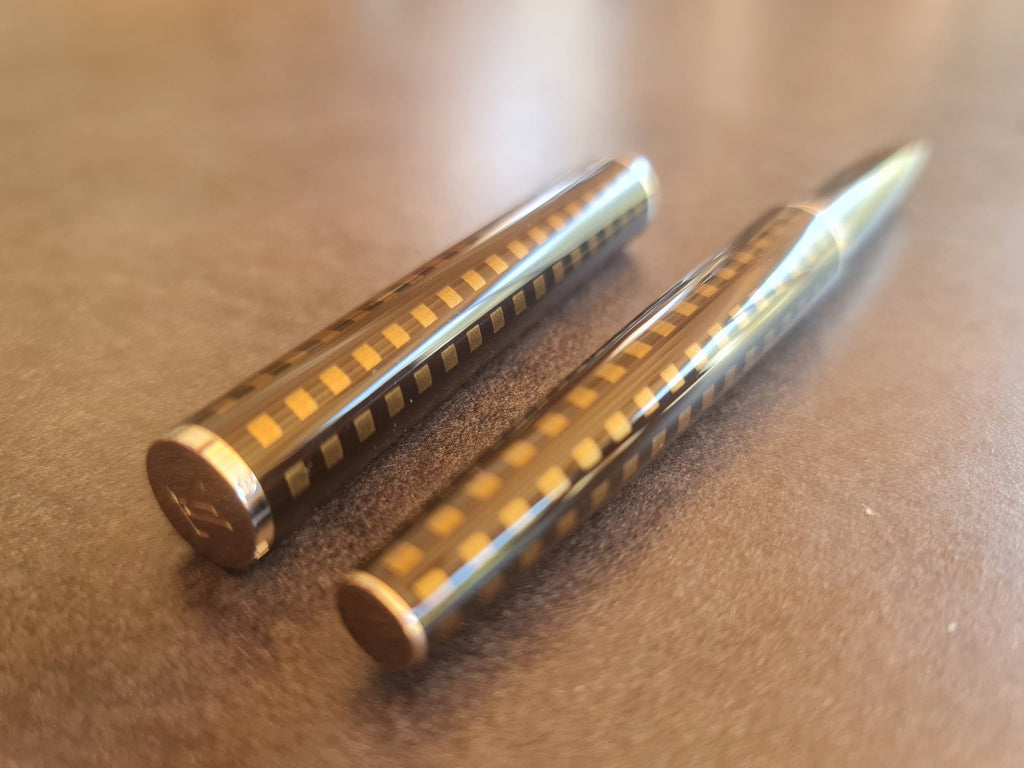 Stylo bille Louis Vuitton Jet Laque damier noir et or dans son coffret