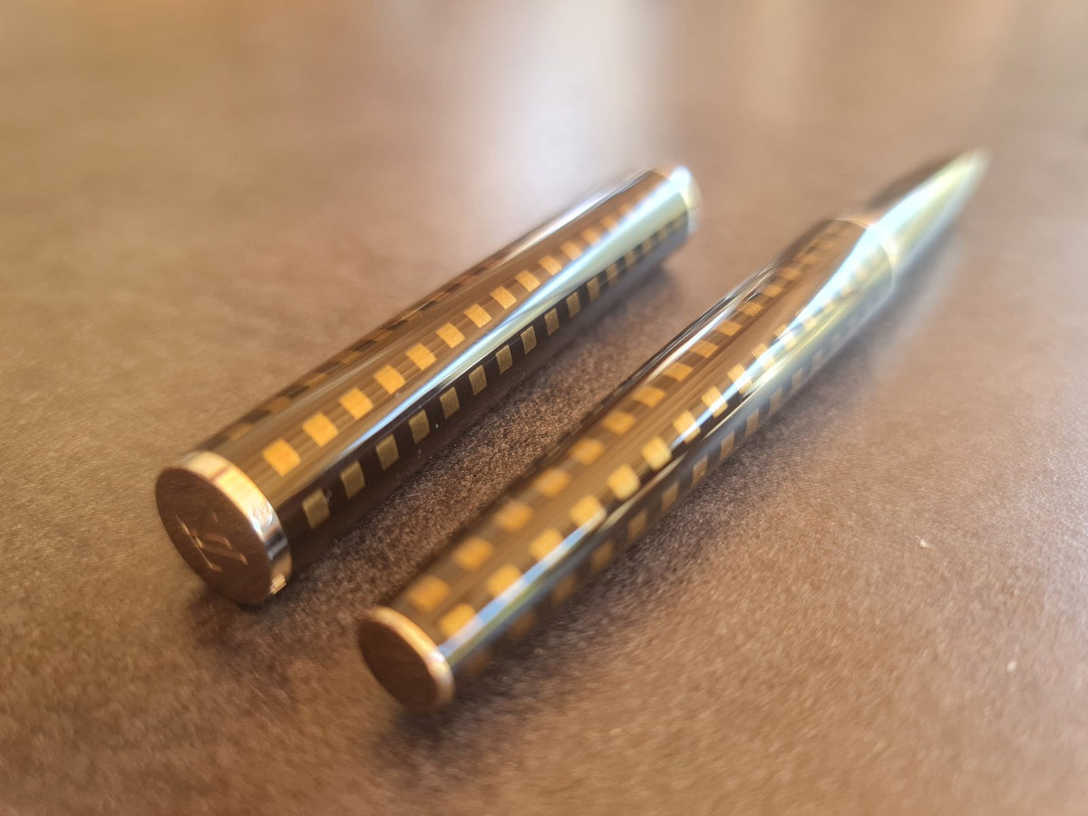 Stylo bille Louis Vuitton Jet Laque damier noir et or dans son coffret