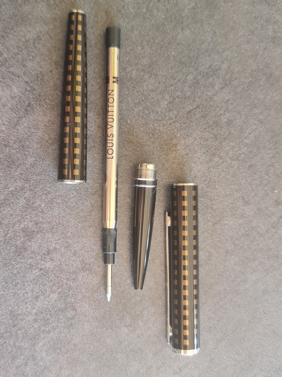 Stylo bille Louis Vuitton Jet Laque damier noir et or dans son coffret