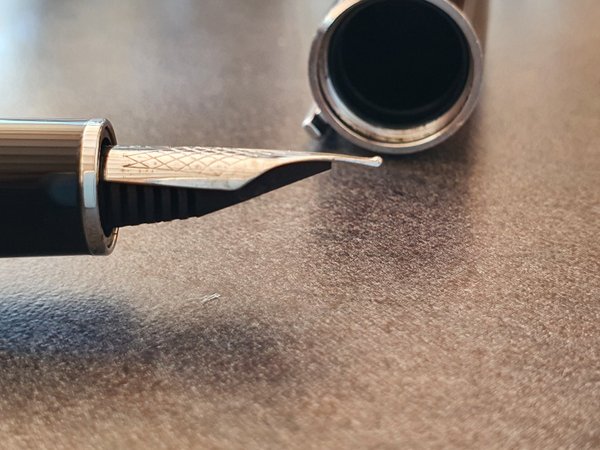 Louis Vuitton black Doc fountain pen serial number