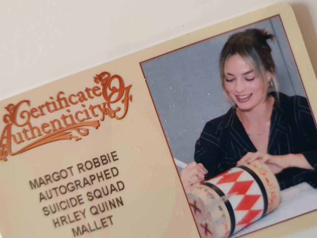 Maillet Harley Quinn Suicide Squad signé par Margot Robbie