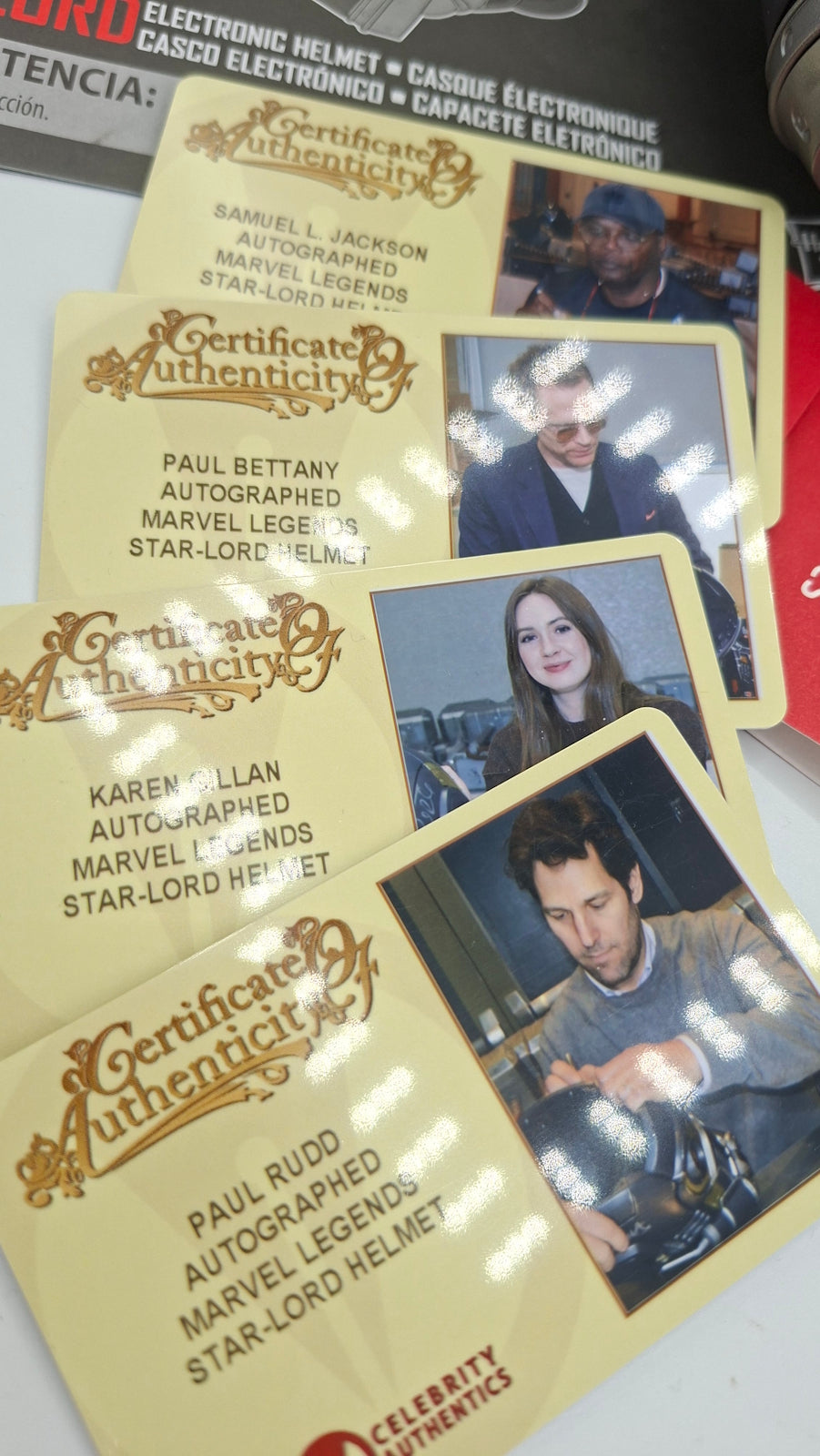 4人のアベンジャーズによるサイン入り『ガーディアンズ・オブ・ギャラクシー』電子ヘルメット。Celebrity Authentics 鑑定書付き