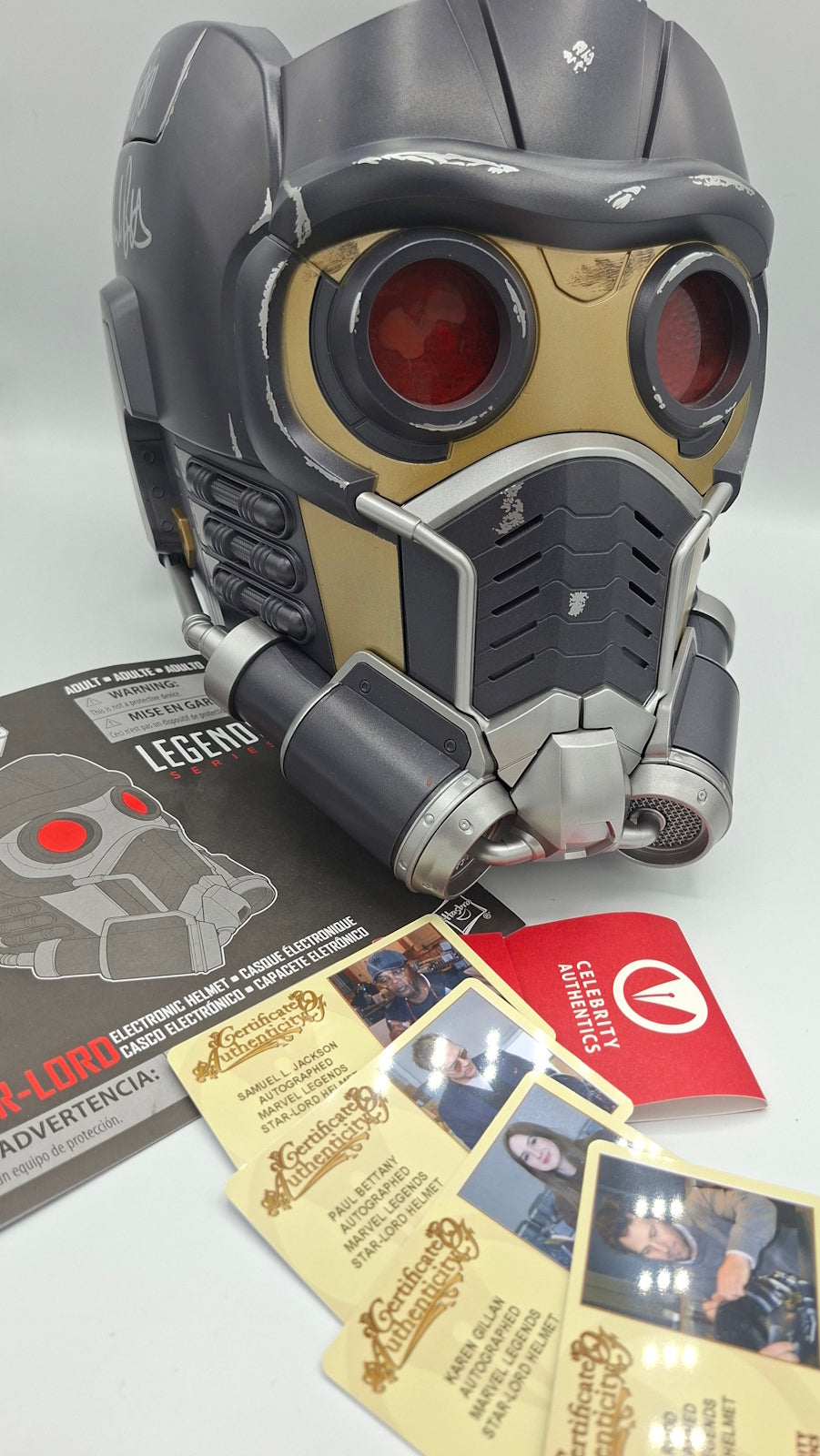4人のアベンジャーズによるサイン入り『ガーディアンズ・オブ・ギャラクシー』電子ヘルメット。Celebrity Authentics 鑑定書付き