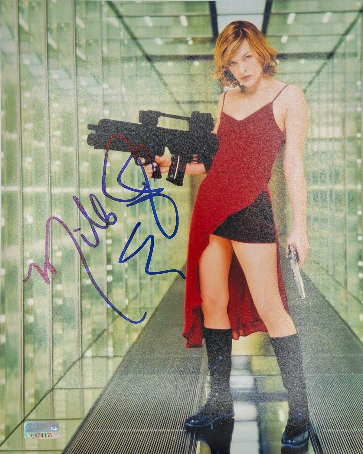 Milla Jovovich Resident Evil autographe sur photo