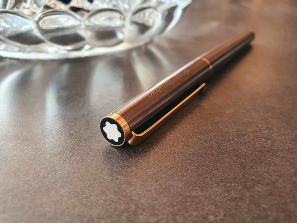 Stylo plume Montblanc fin argenté