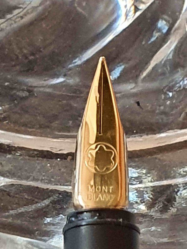 Stylo plume Montblanc fin argenté