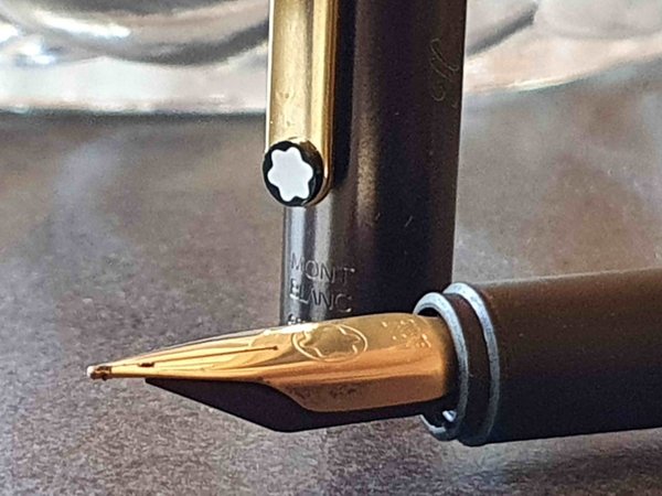 Stylo plume Montblanc fin argenté
