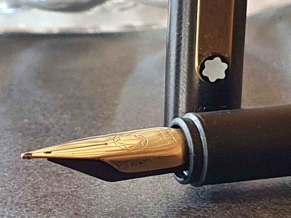 Stylo plume Montblanc fin argenté