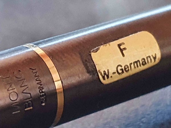 Stylo plume Montblanc fin argenté