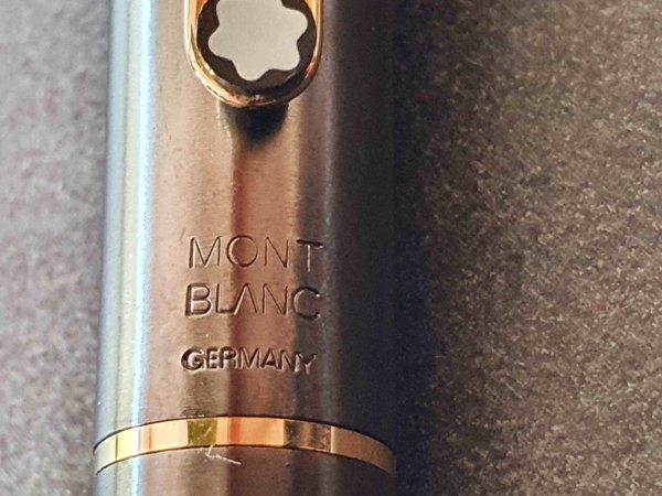 Stylo plume Montblanc fin argenté