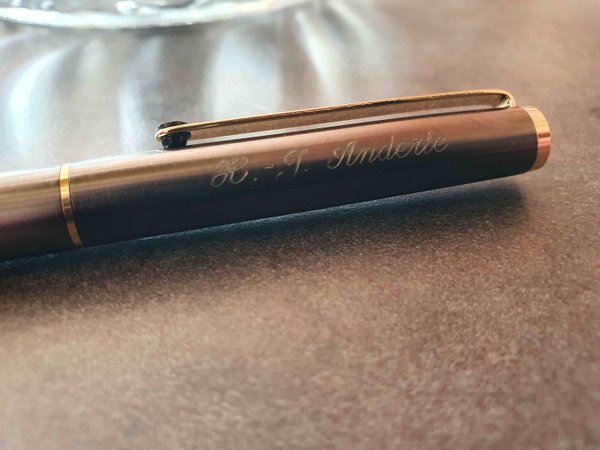 Stylo plume Montblanc fin argenté