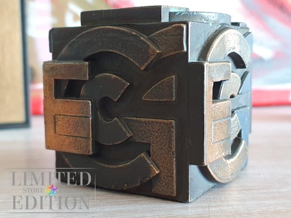 Etrange objet d'art massif en bronze. Cube siglé.