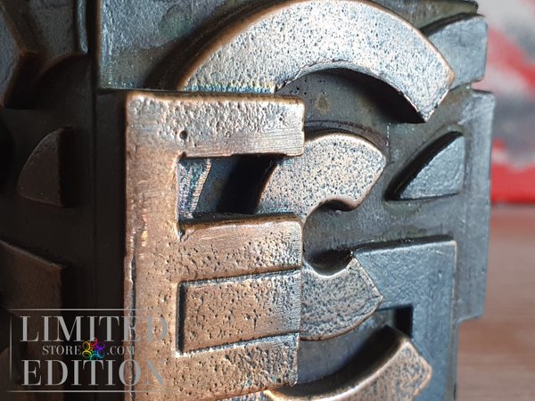 Etrange objet d'art massif en bronze. Cube siglé.