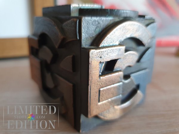 Etrange objet d'art massif en bronze. Cube siglé.