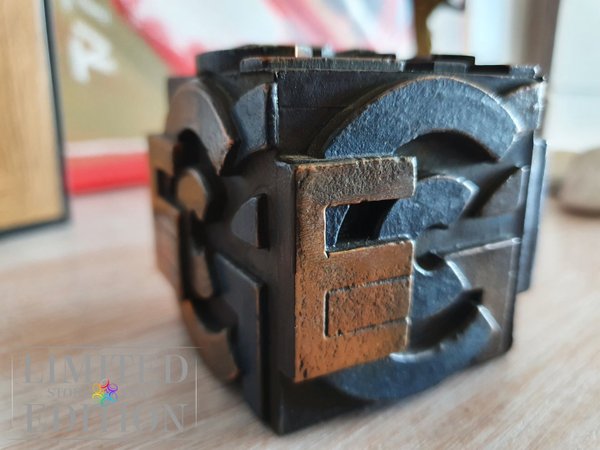 Etrange objet d'art massif en bronze. Cube siglé.