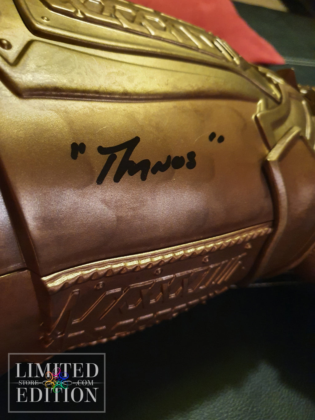 Gant de Thanos signé par Josh Brolin - Avengers Infinity War