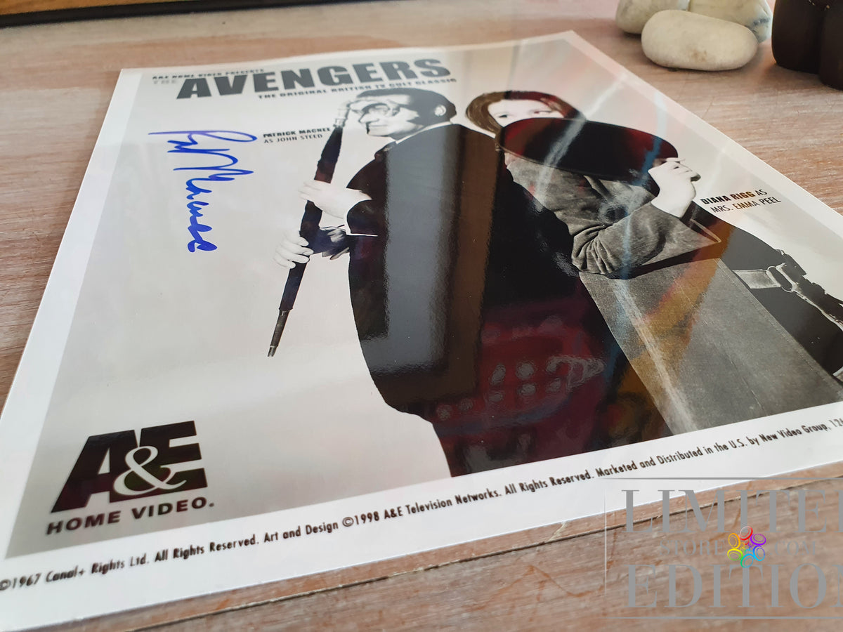 Chapeau melon et bottes de cuir autographe Patrick MacNee John Steed