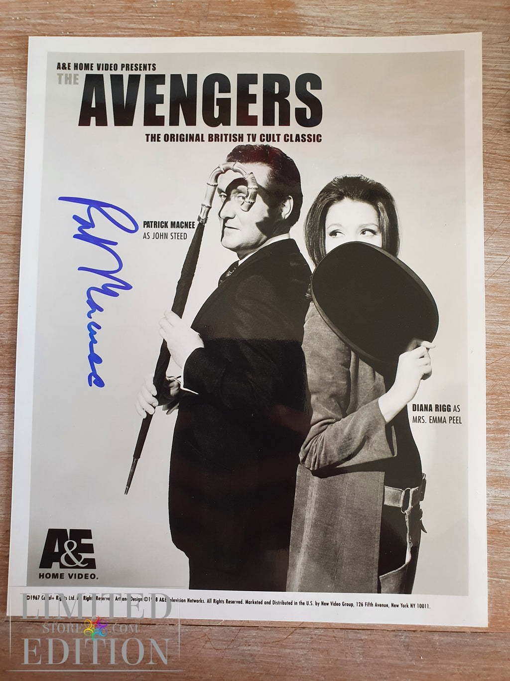 Chapeau melon et bottes de cuir autographe Patrick MacNee John Steed