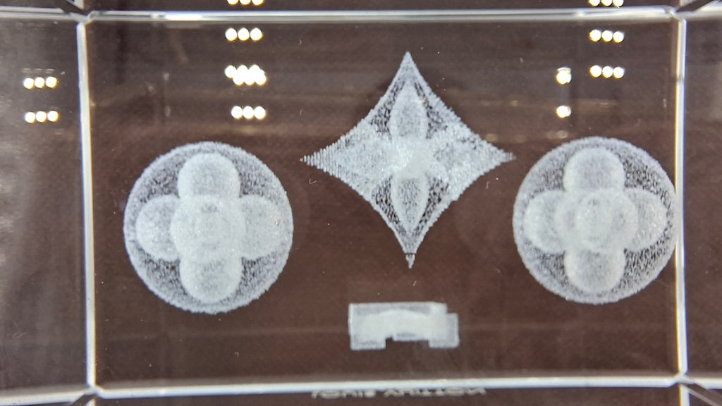 Presse-papier VIP cristal Louis Vuitton avec sa boite