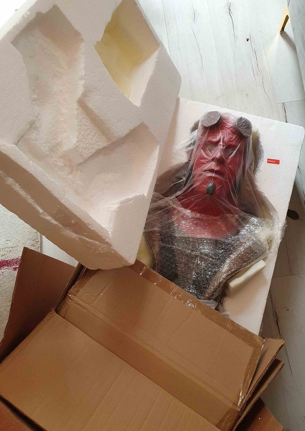 HellBoy buste signé par Ron Perlman