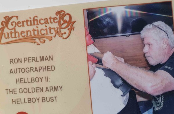 HellBoy buste signé par Ron Perlman