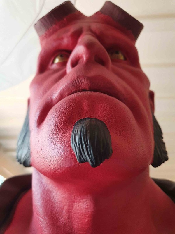 HellBoy buste signé par Ron Perlman
