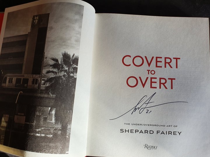 Livre d'art signé par Shepard Fairey OBEY