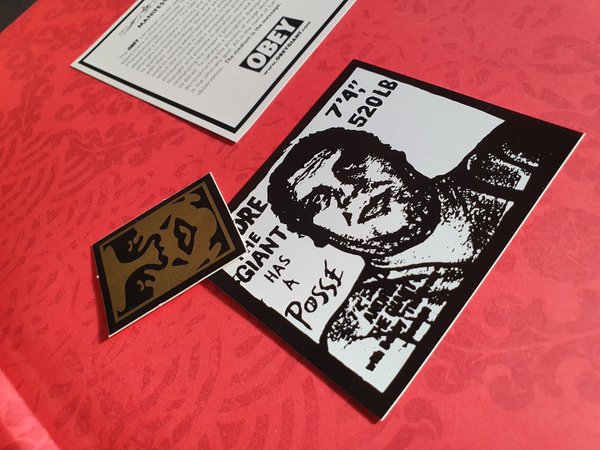 Livre d'art signé par Shepard Fairey OBEY